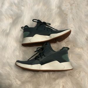 Reebok athletic cross training shoe